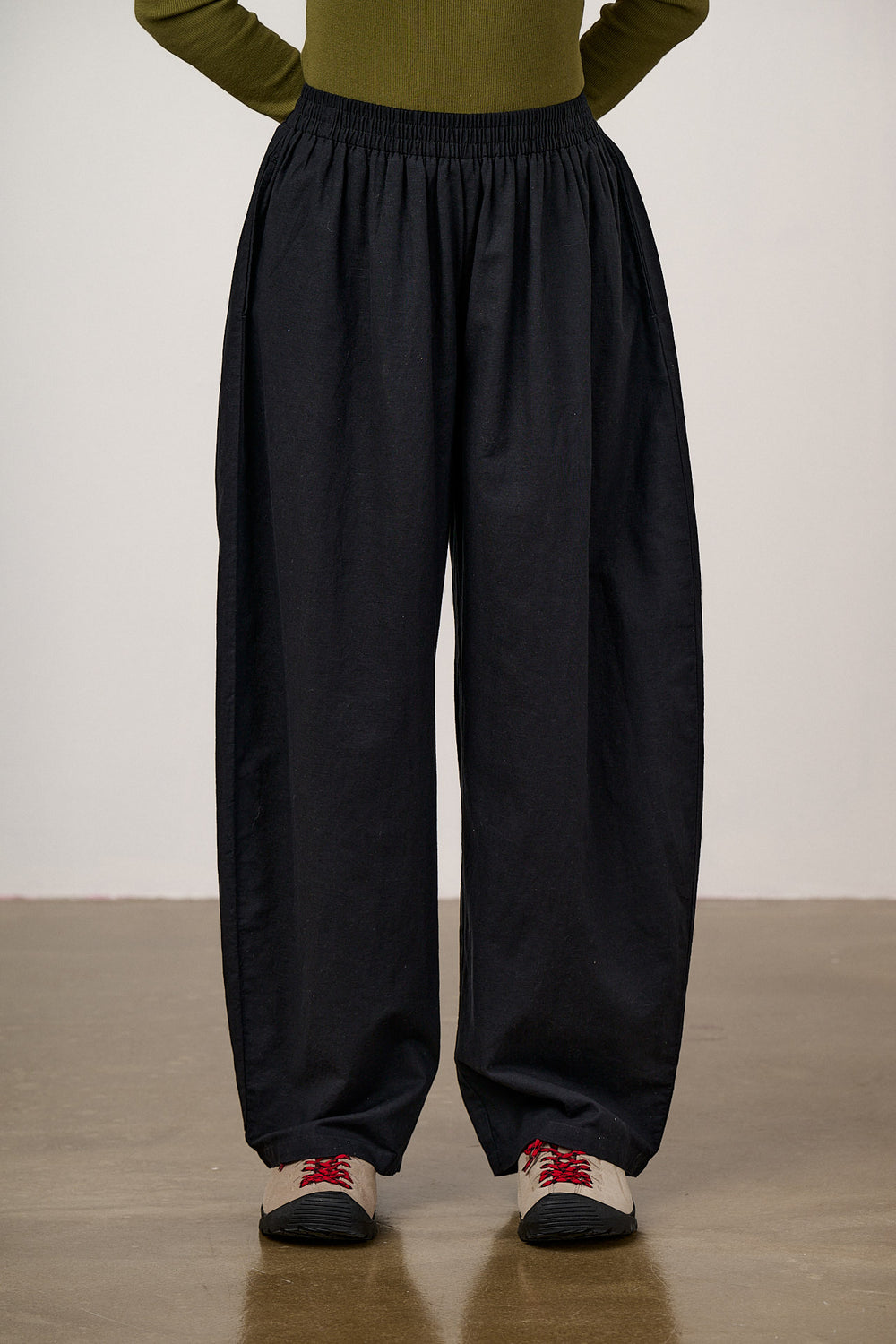 Freddie - Barrel Leg Trousers Organic Cotton in Black