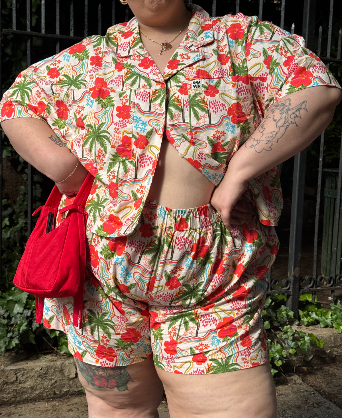 Jessie - Mid-Thigh Shorts Organic Cotton in Totally Tropical Print