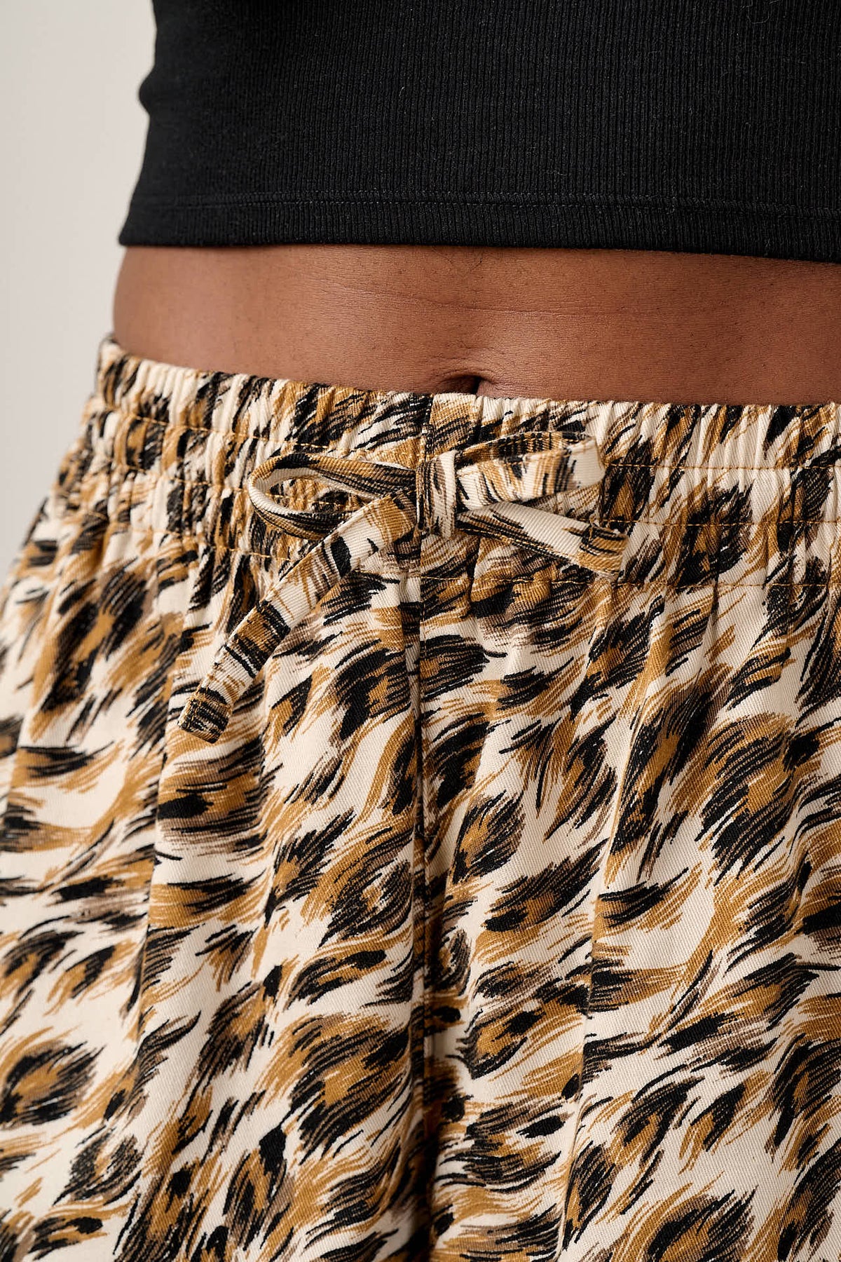 Charlie - Relaxed Shorts Organic Cotton in Leo Swirl