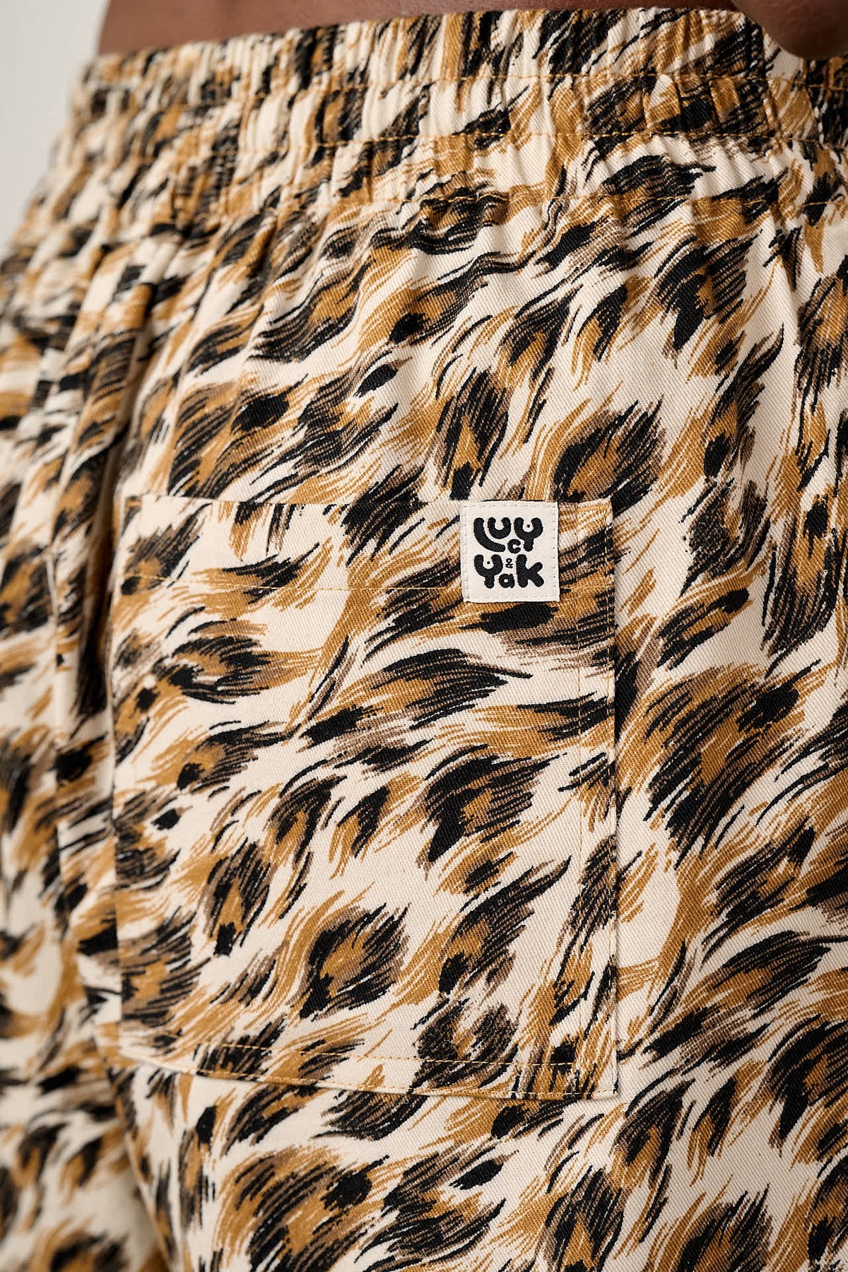 Charlie - Relaxed Shorts Organic Cotton in Leo Swirl