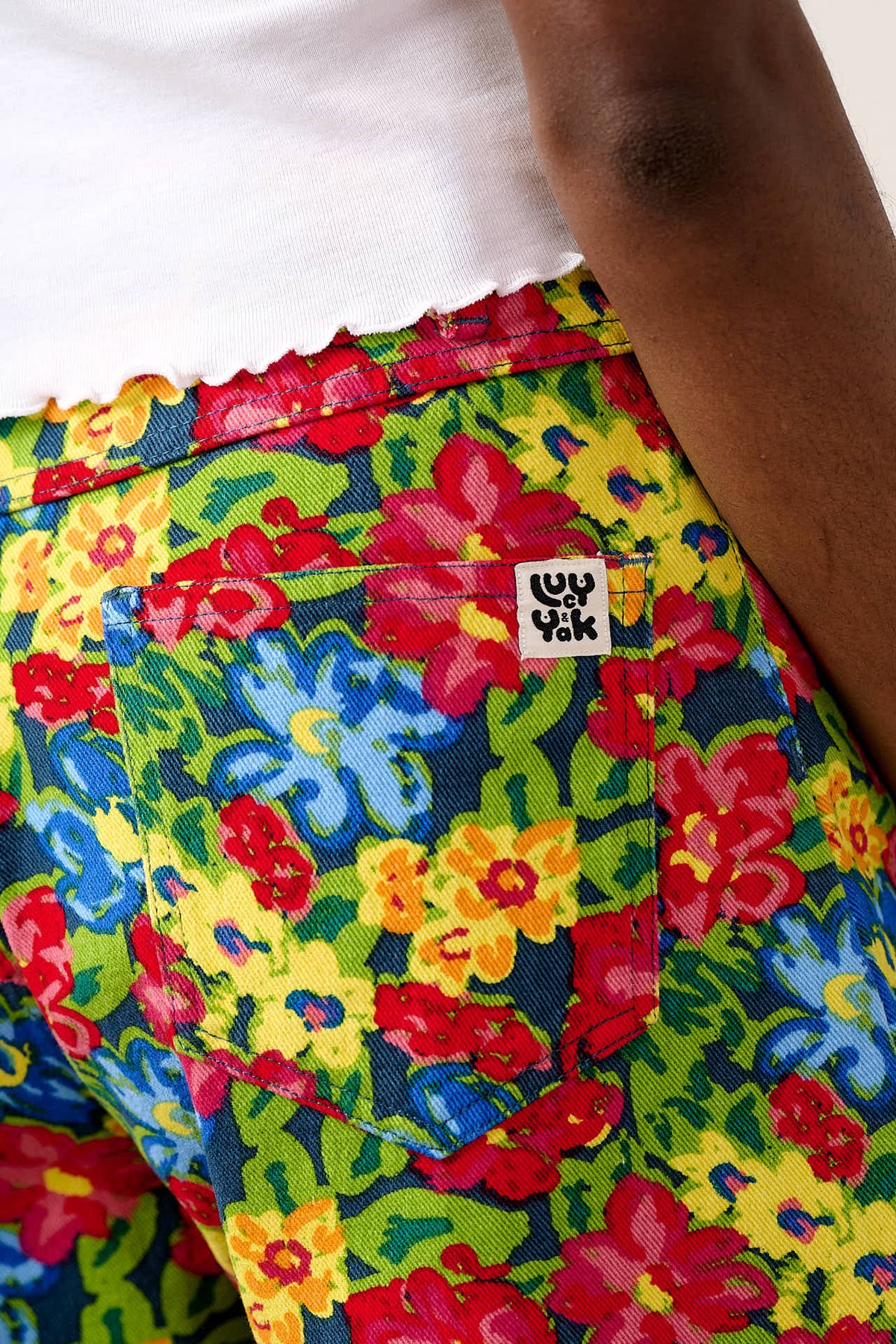 Lexi - High Waist Shorts Organic Cotton in 80s Scribble Floral