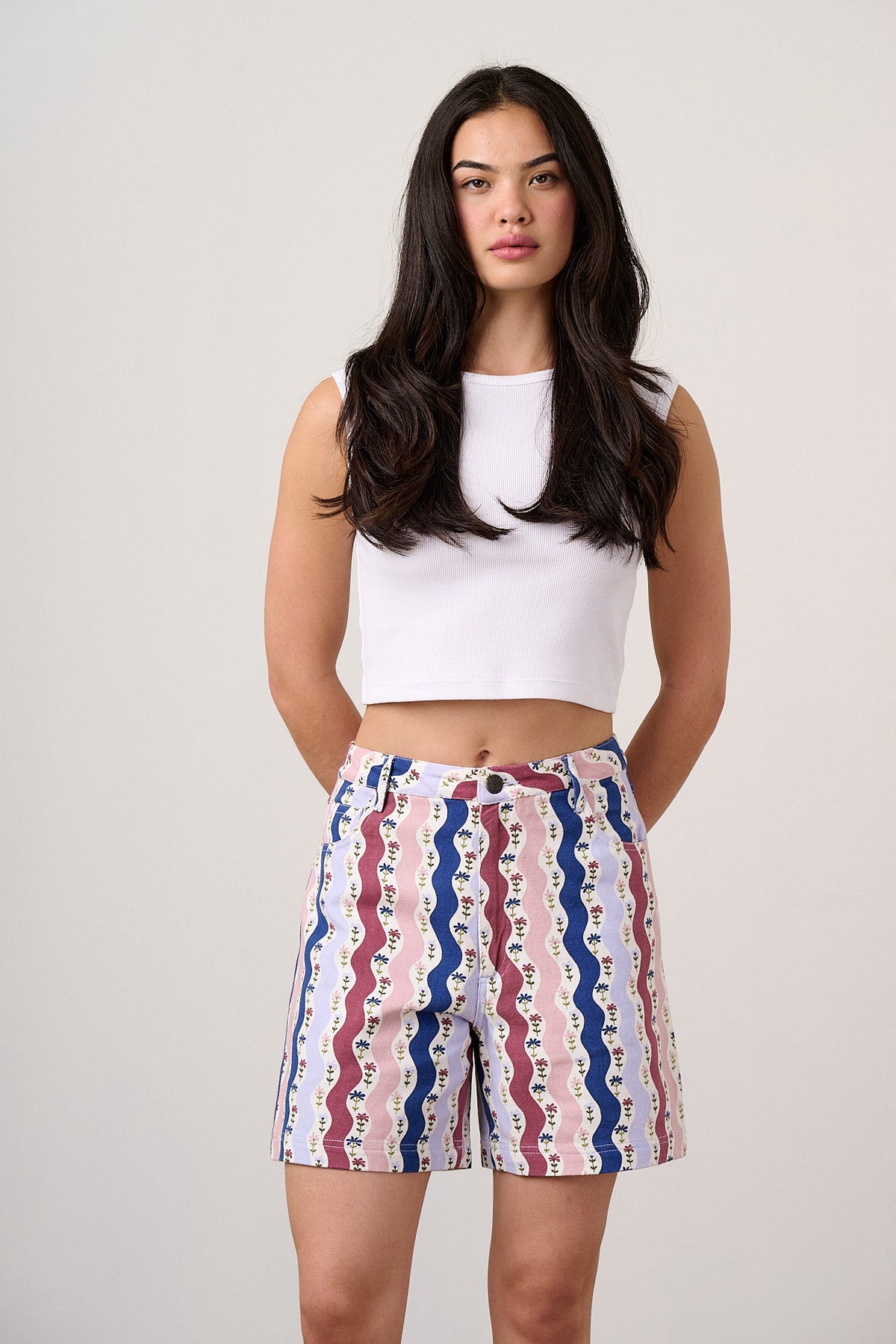 Lexi - High Waist Shorts Organic Cotton in Wavy Floral Stripe