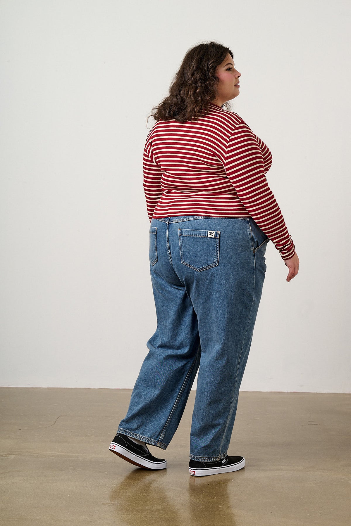 Linden - 90s Straight Leg Jeans Organic Cotton Denim in Mid Wash Blue