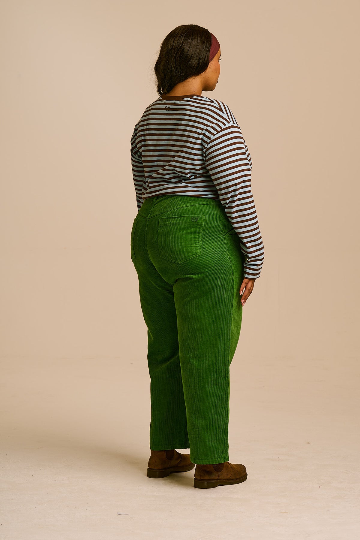 Linden - 90's Straight Leg Trousers in Dark Green Cord