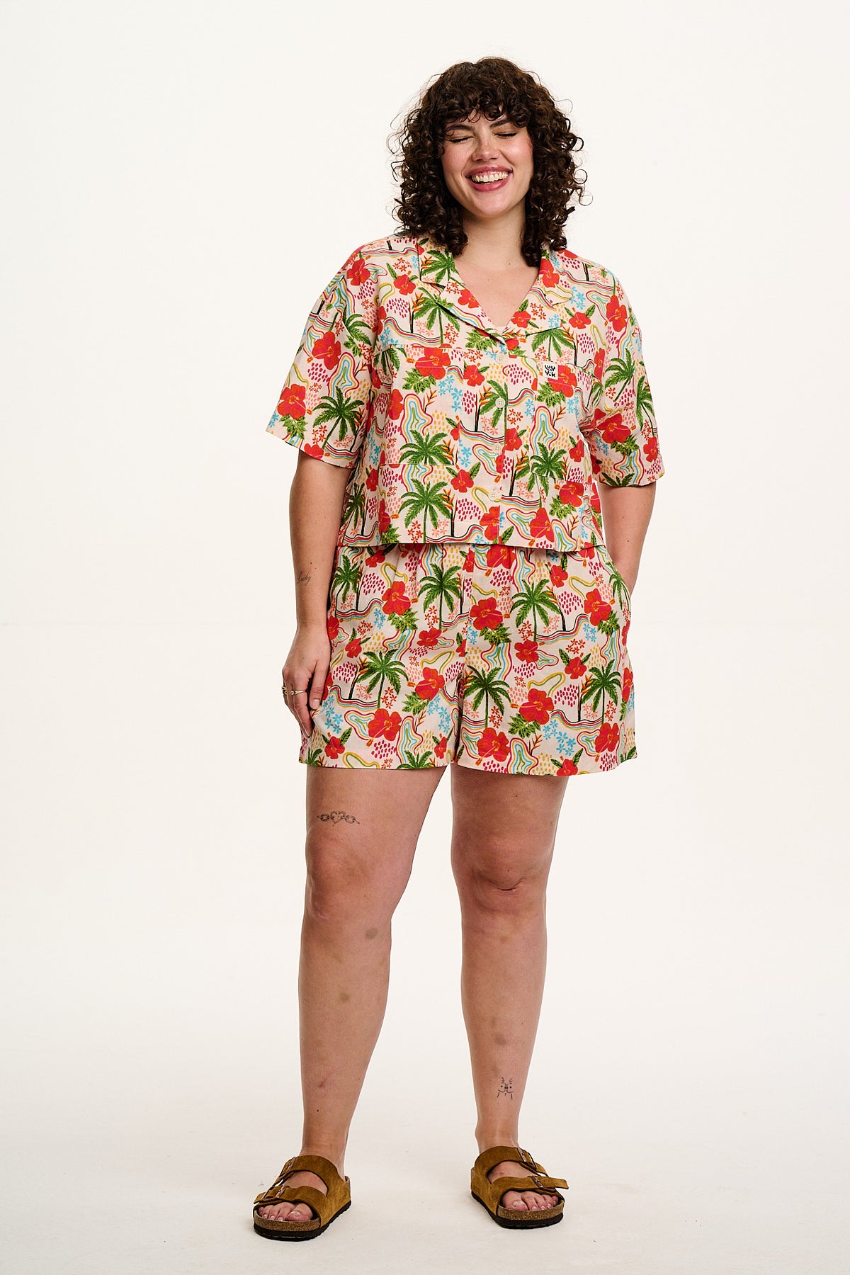 Jessie - Mid-Thigh Shorts Organic Cotton in Totally Tropical Print