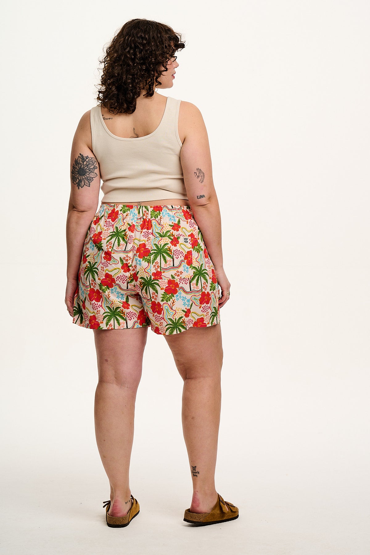 Jessie - Mid-Thigh Shorts Organic Cotton in Totally Tropical Print