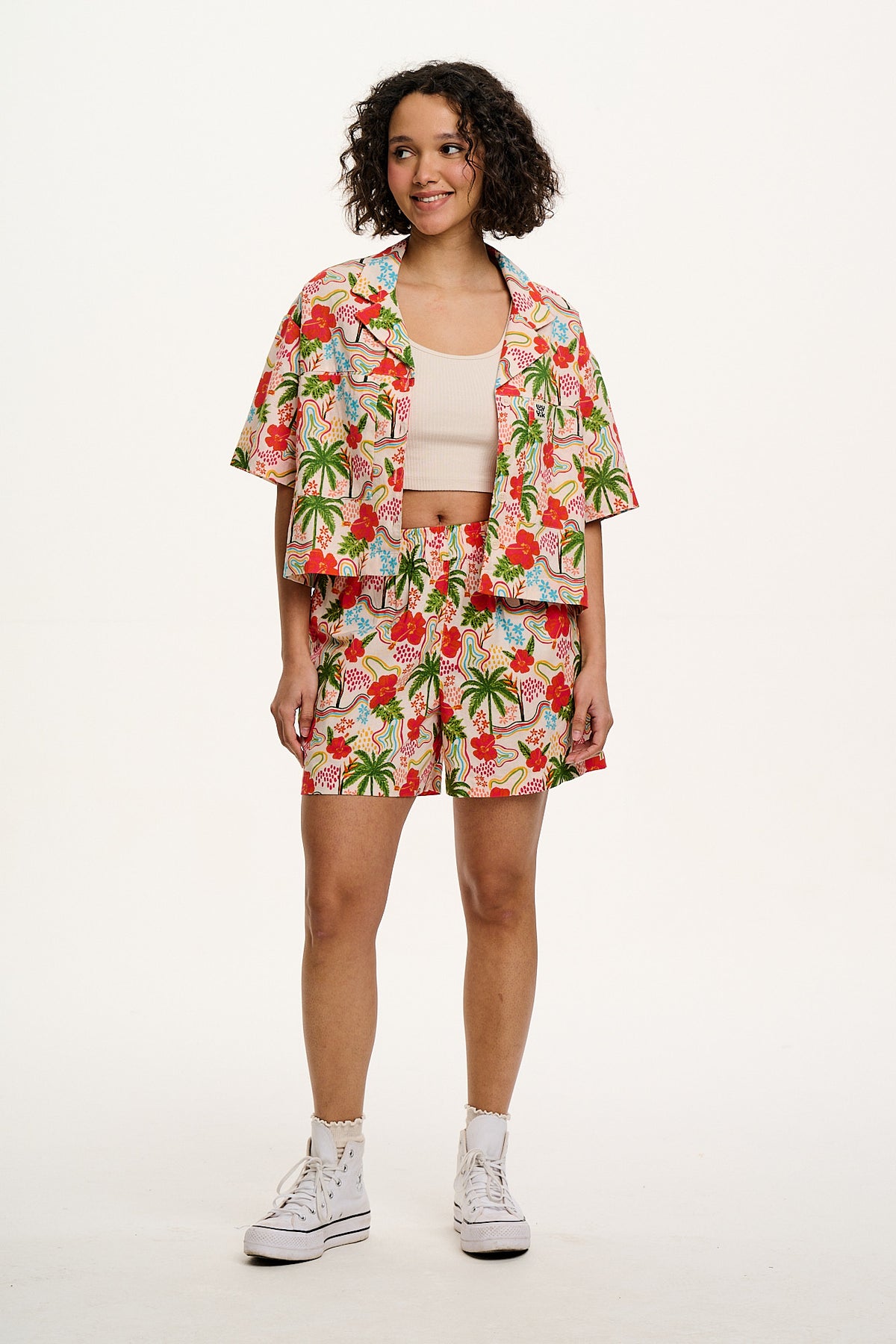 Jessie - Mid-Thigh Shorts Organic Cotton in Totally Tropical Print
