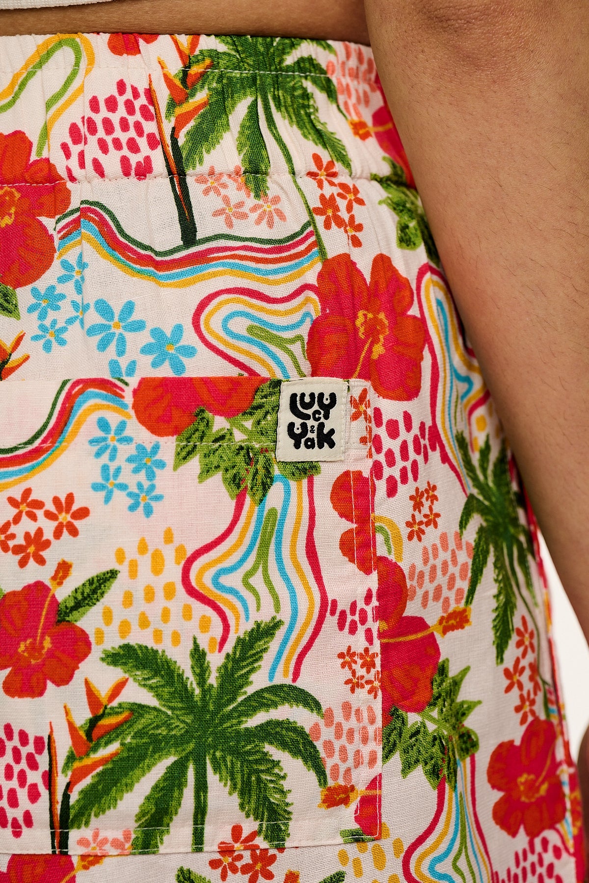 Jessie - Mid-Thigh Shorts Organic Cotton in Totally Tropical Print
