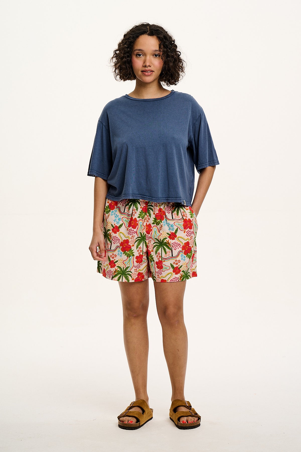Jessie - Mid-Thigh Shorts Organic Cotton in Totally Tropical Print