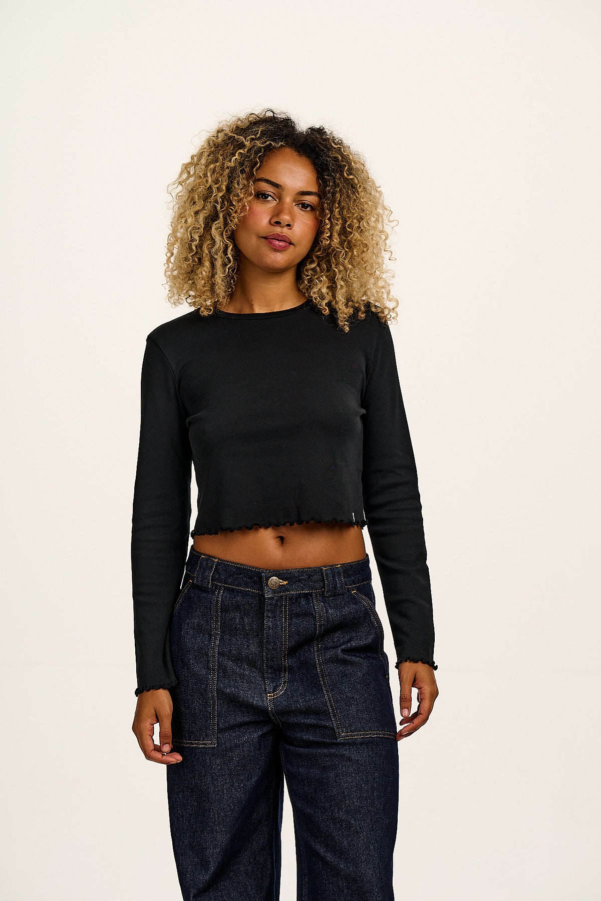 Hansel - Long Sleeve Cotton Crop Top in Black