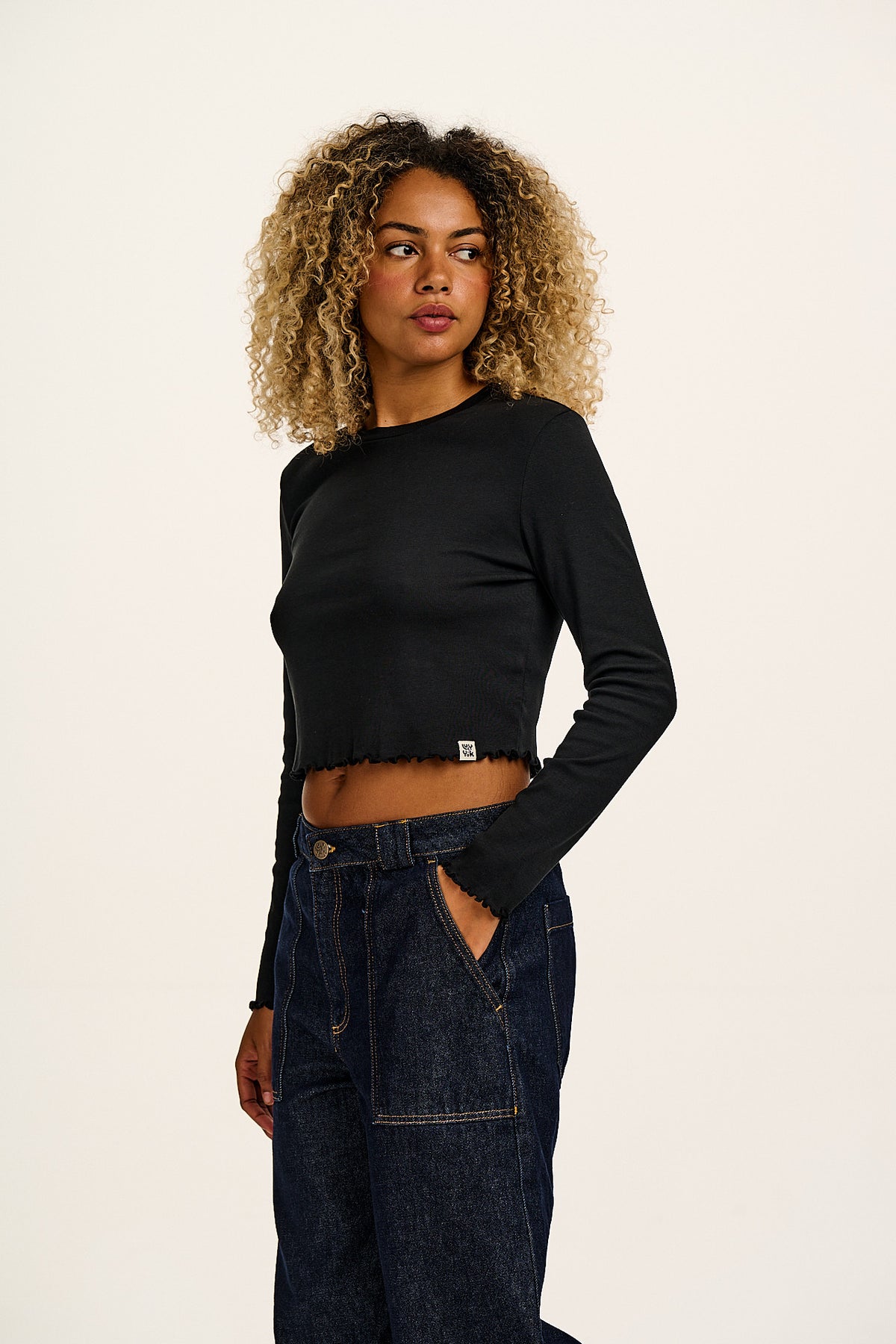 Hansel - Long Sleeve Cotton Crop Top in Black