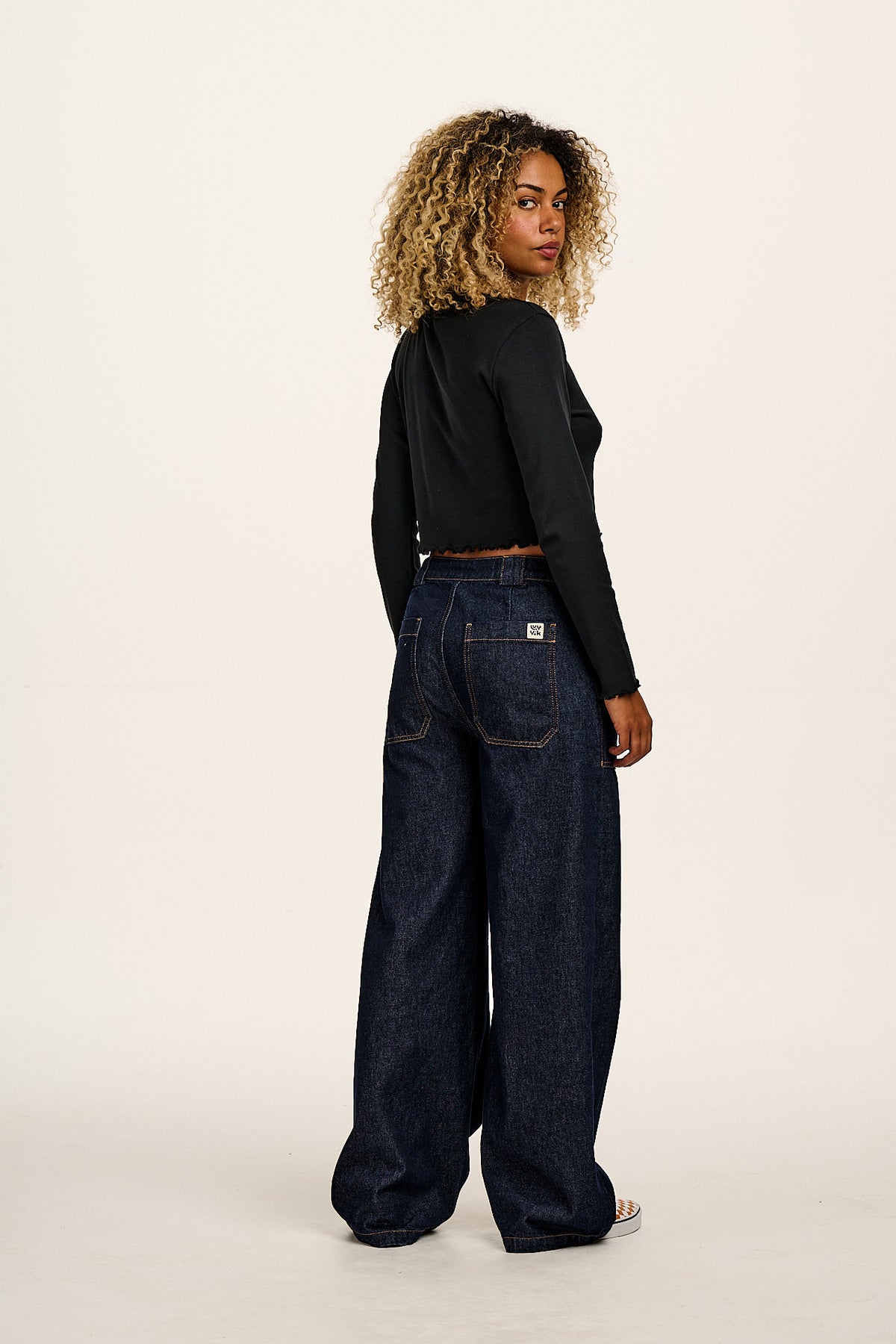 Hansel - Long Sleeve Cotton Crop Top in Black