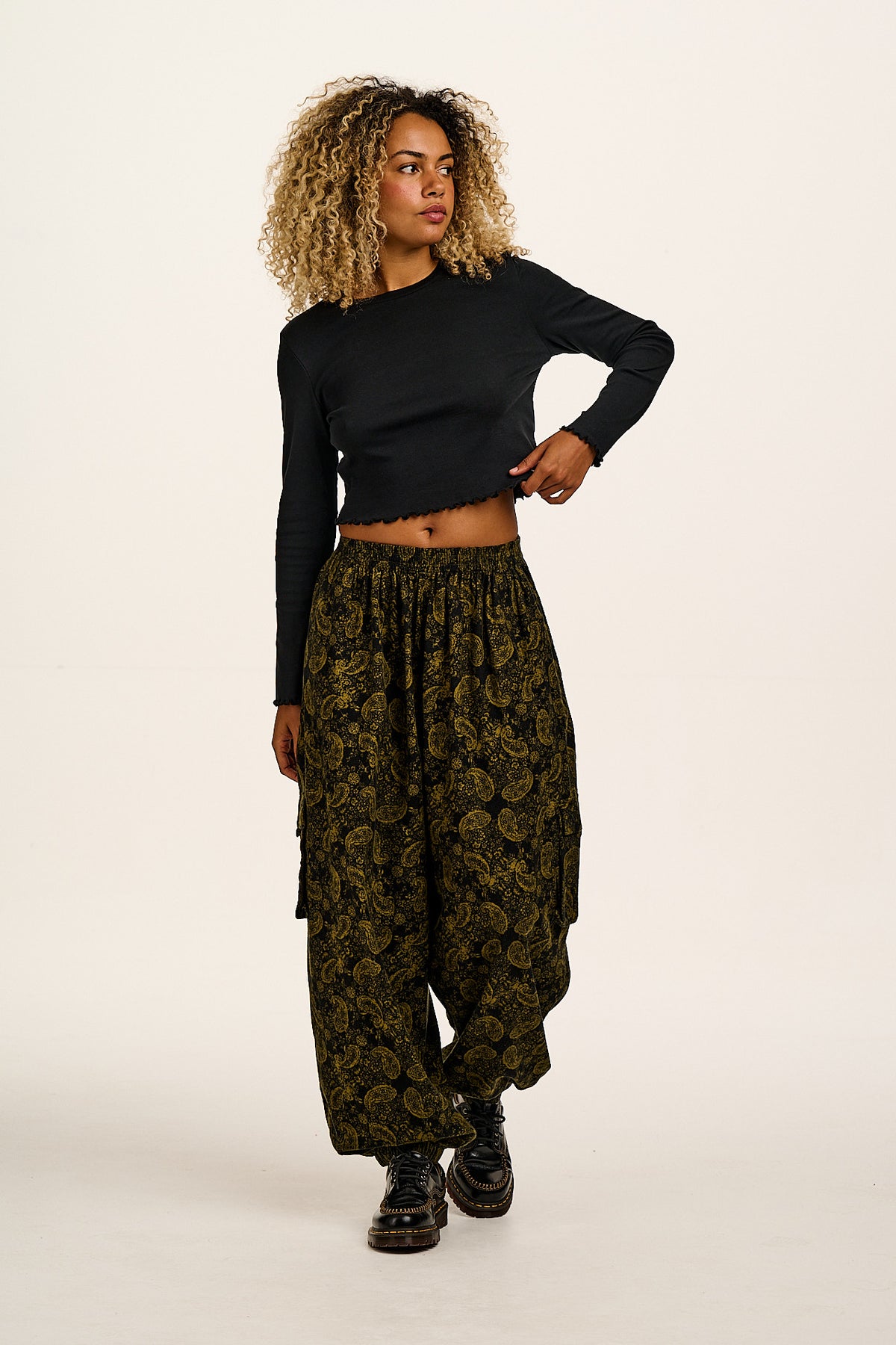 Hansel - Long Sleeve Cotton Crop Top in Black
