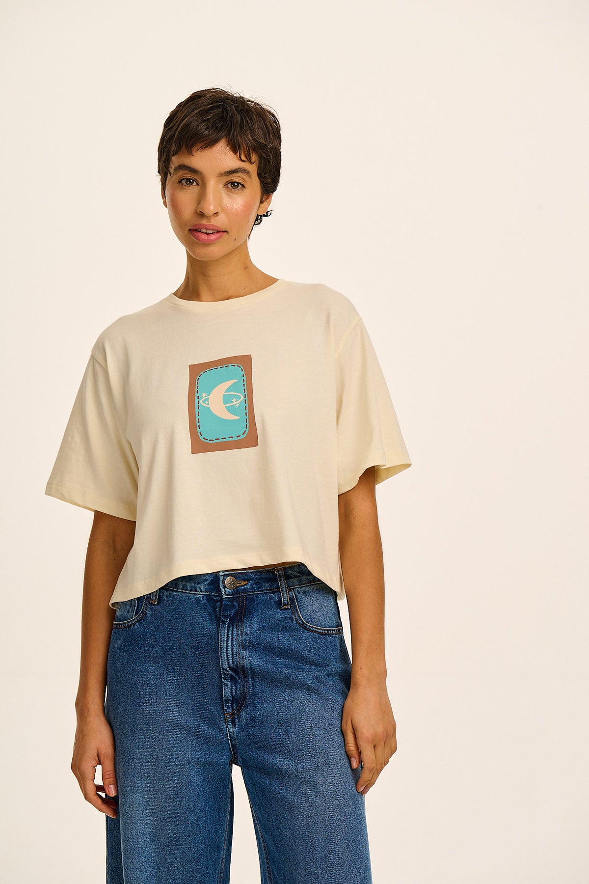 Zayla - Cropped Boxy T-Shirt Organic Cotton in Ecru New Moon Print
