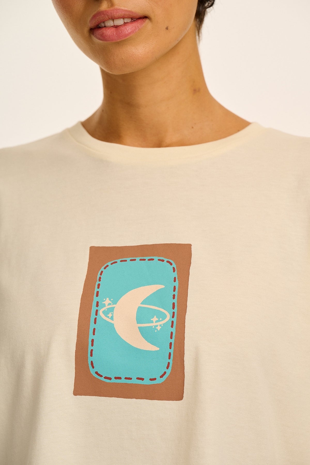 Zayla - Cropped Boxy T-Shirt Organic Cotton in Ecru New Moon Print