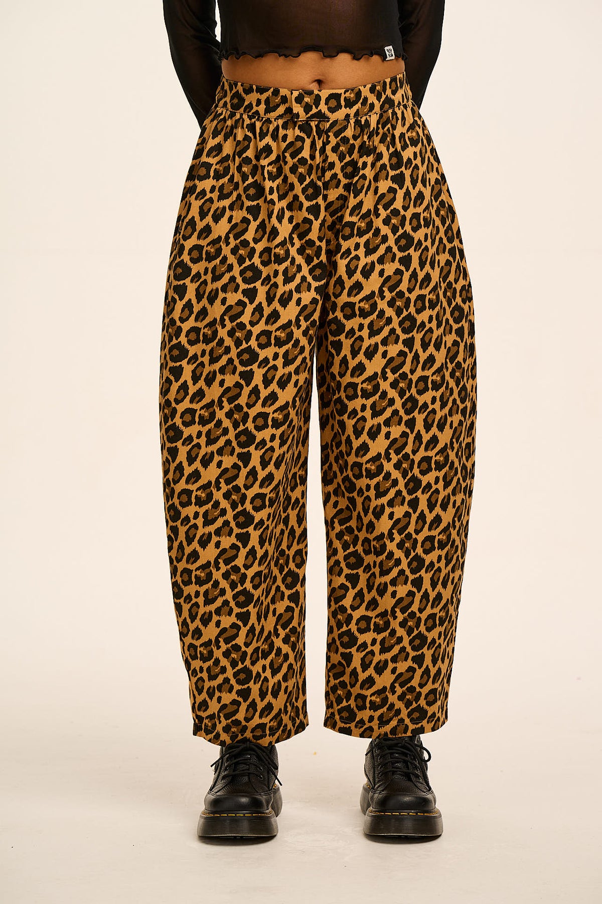 Beau - Barrel Leg Trousers Organic Cotton in Leopard Print