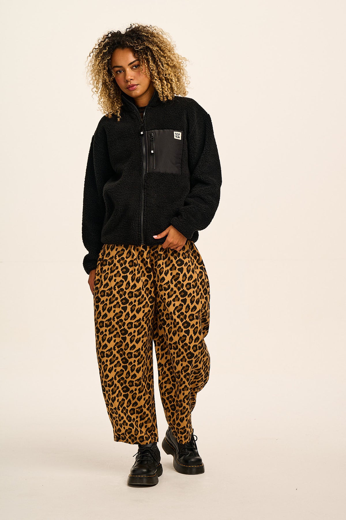 Beau - Barrel Leg Trousers Organic Cotton in Leopard Print