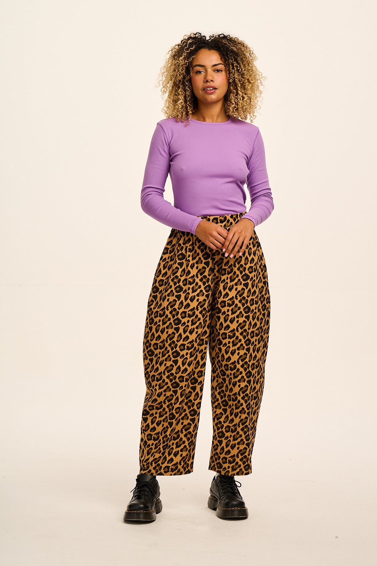 Beau - Barrel Leg Trousers Organic Cotton in Leopard Print