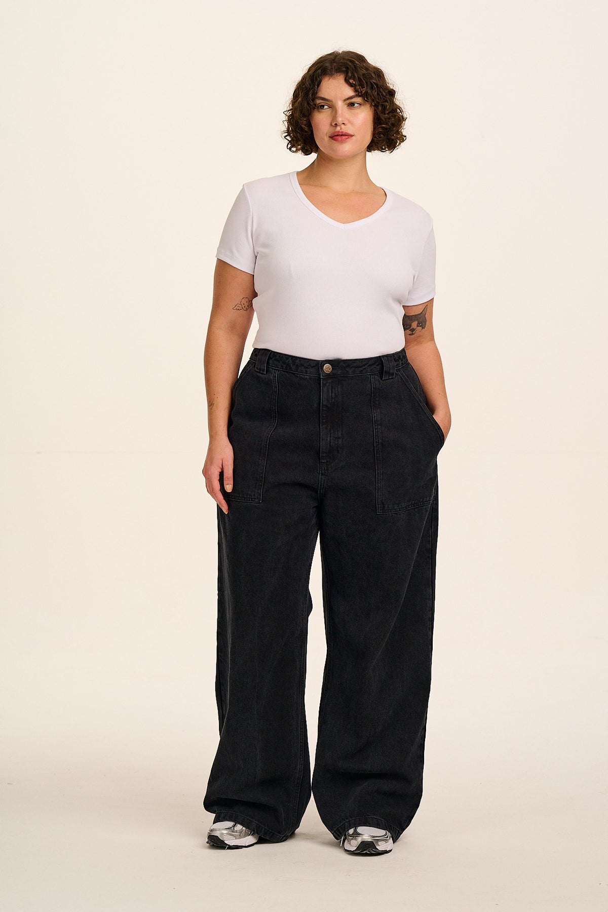 Delores - Wide Leg Jeans Organic Cotton Denim in Washed Black