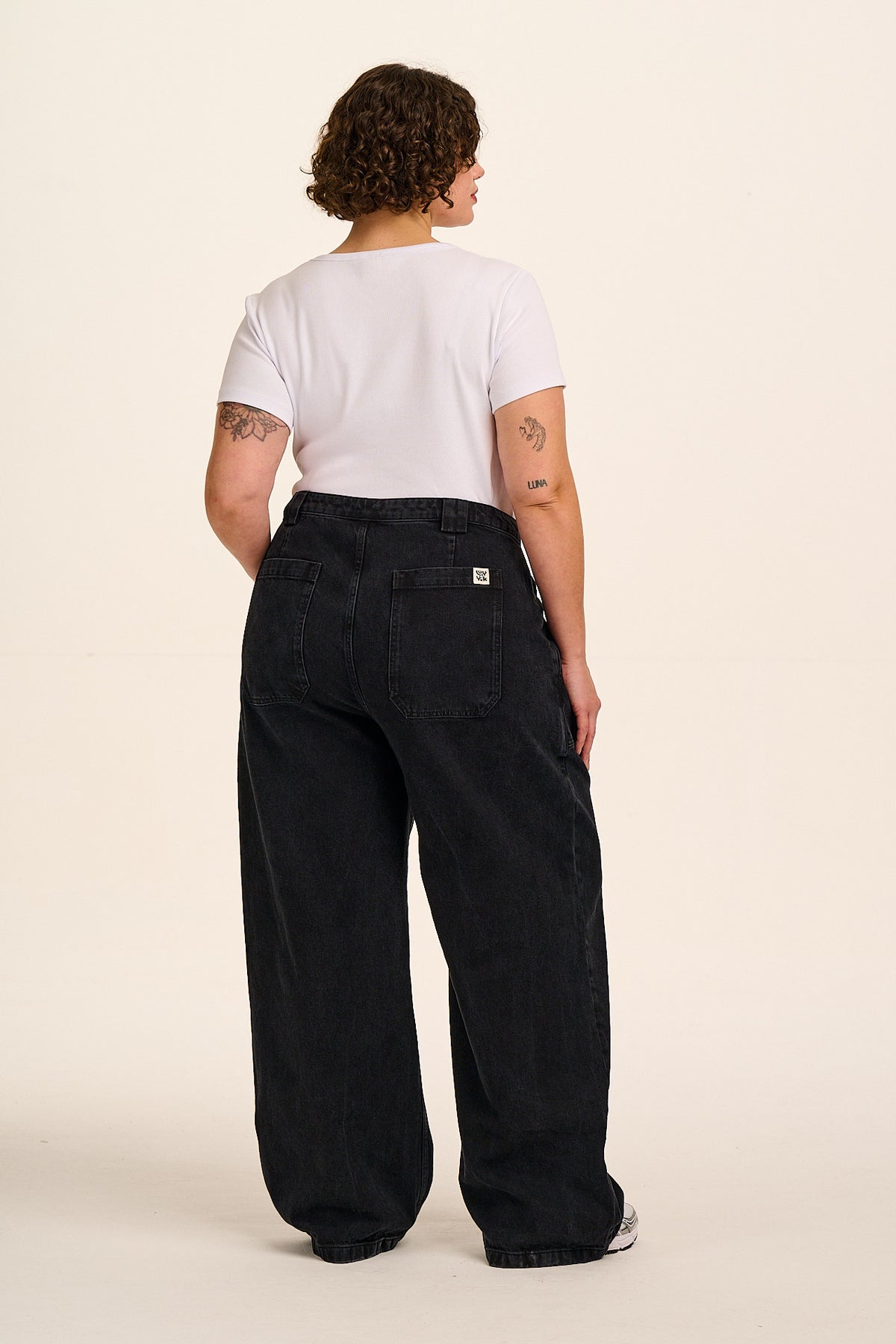 Delores - Wide Leg Jeans Organic Cotton Denim in Washed Black