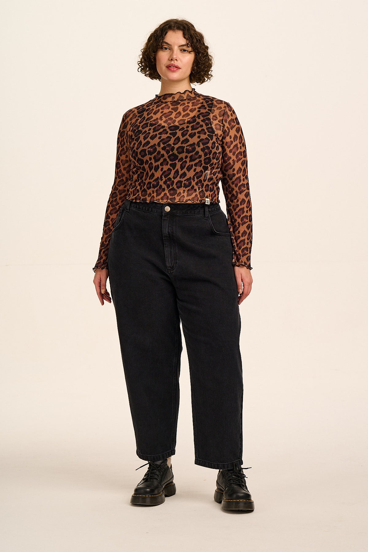 Drew - Cropped Straight Leg Jeans Organic Cotton Denim in Washed Black