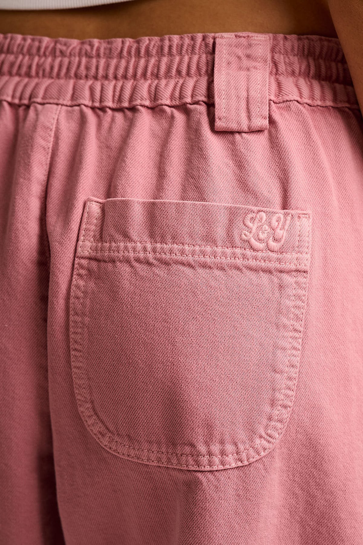 Ashby - Barrel Leg Trousers Organic Cotton Denim in Washed Pink