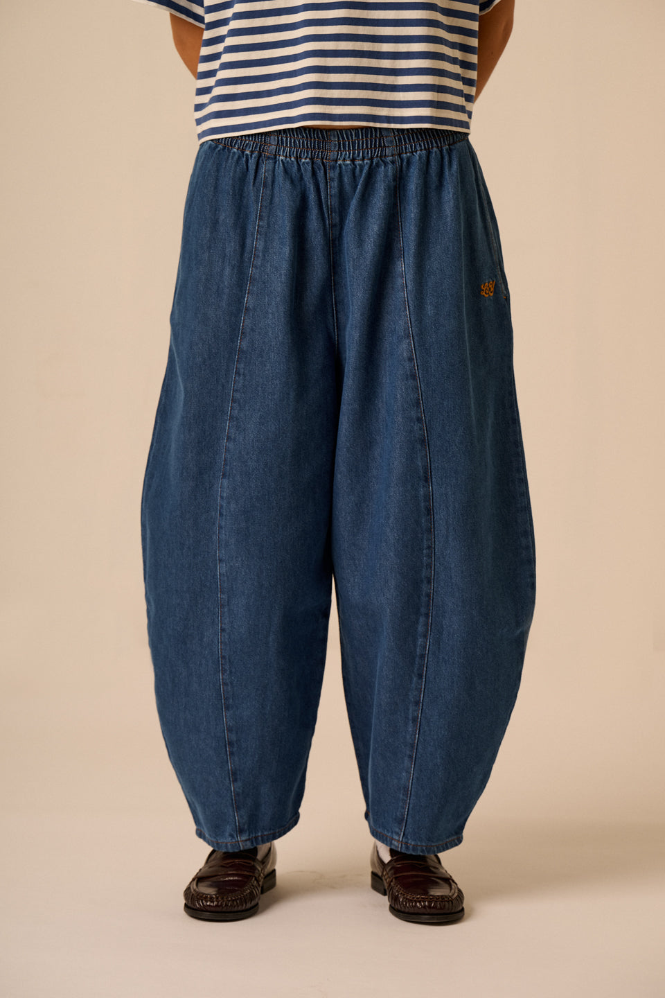 Obregon - Barrel Leg Jeans Organic Cotton Blend Denim in Mid Wash Blue