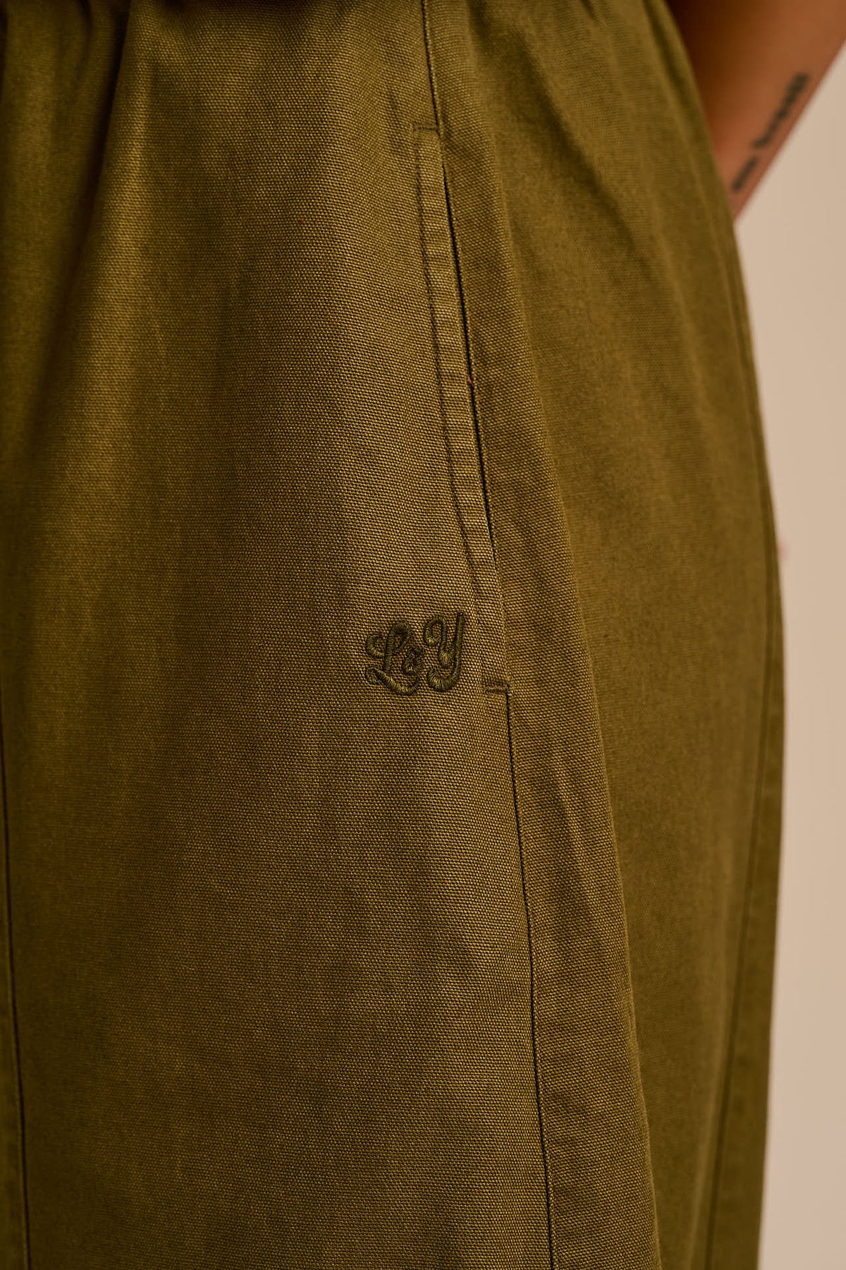 Obregon - Barrel Leg Trousers Organic Cotton in Khaki Green