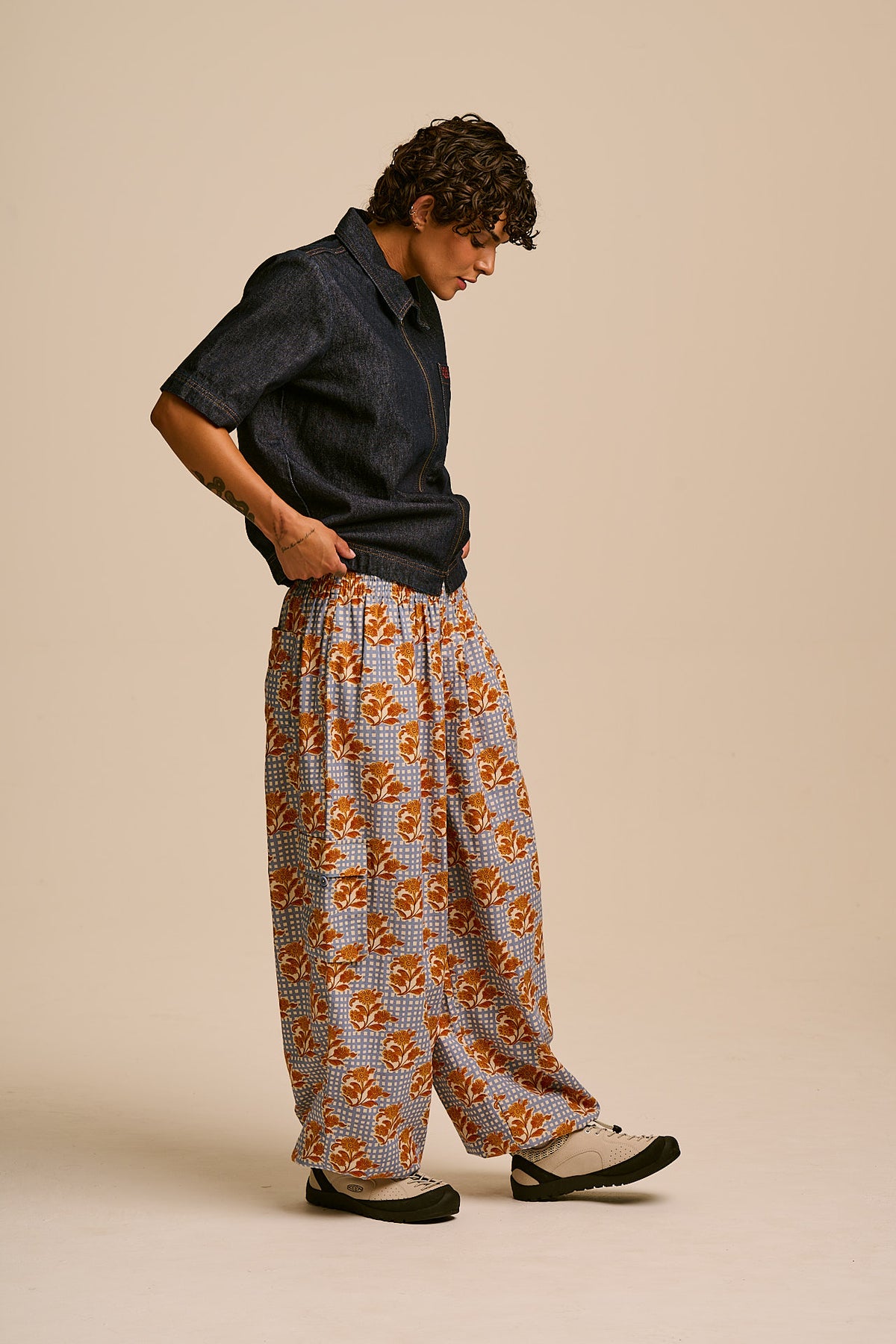 Rumi - Wide Leg Trousers Organic Cotton in Checkered Floral Blooms
