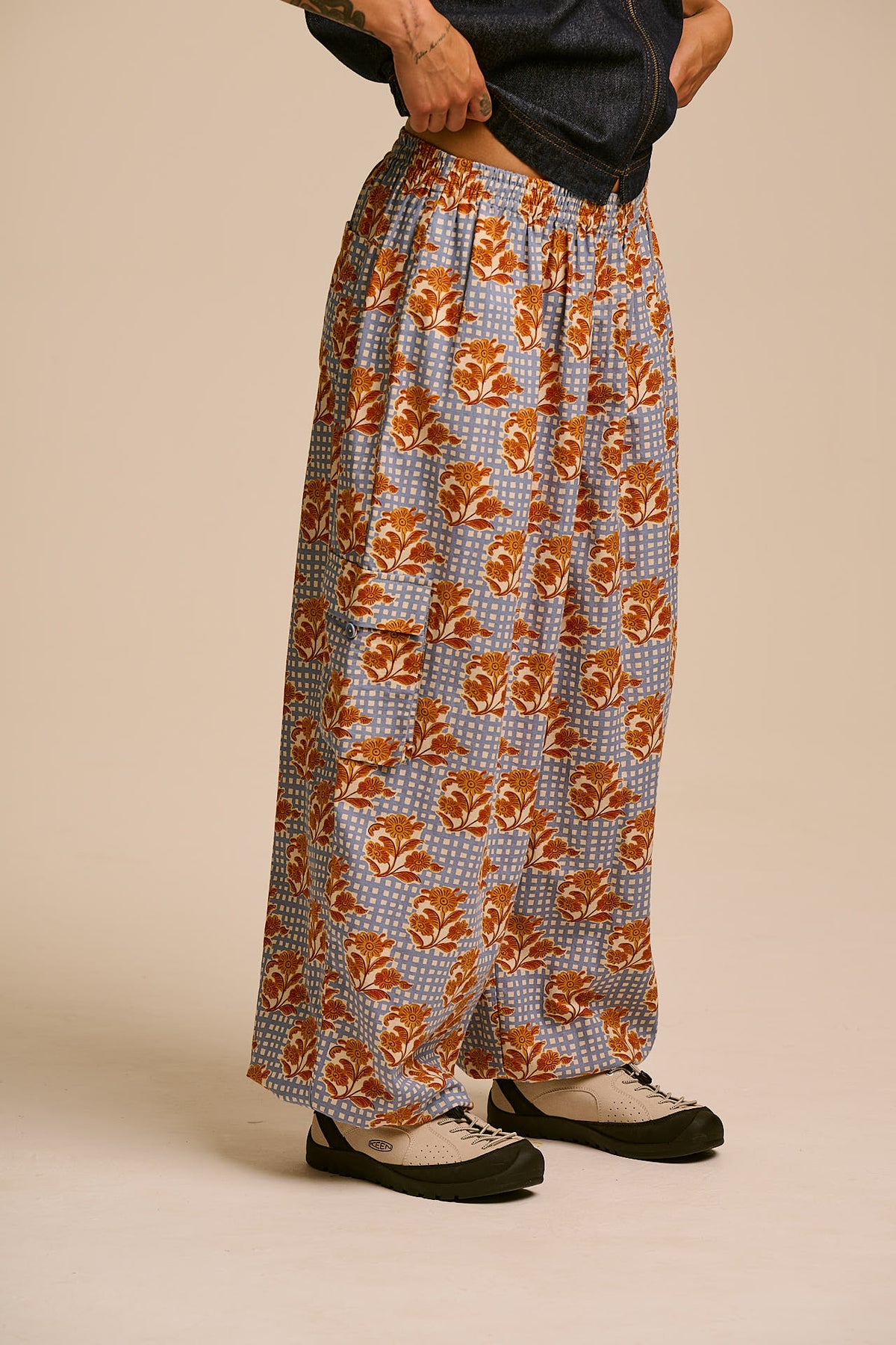 Rumi - Wide Leg Trousers Organic Cotton in Checkered Floral Blooms