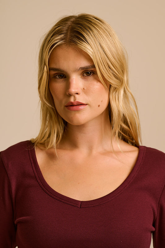 Shay - Long Sleeve V-Neck Top Cotton in Port