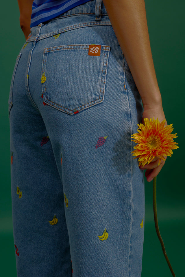 Drew - Cropped Straight Leg Trousers Organic Cotton Denim in Light Wash Veg Embroidery