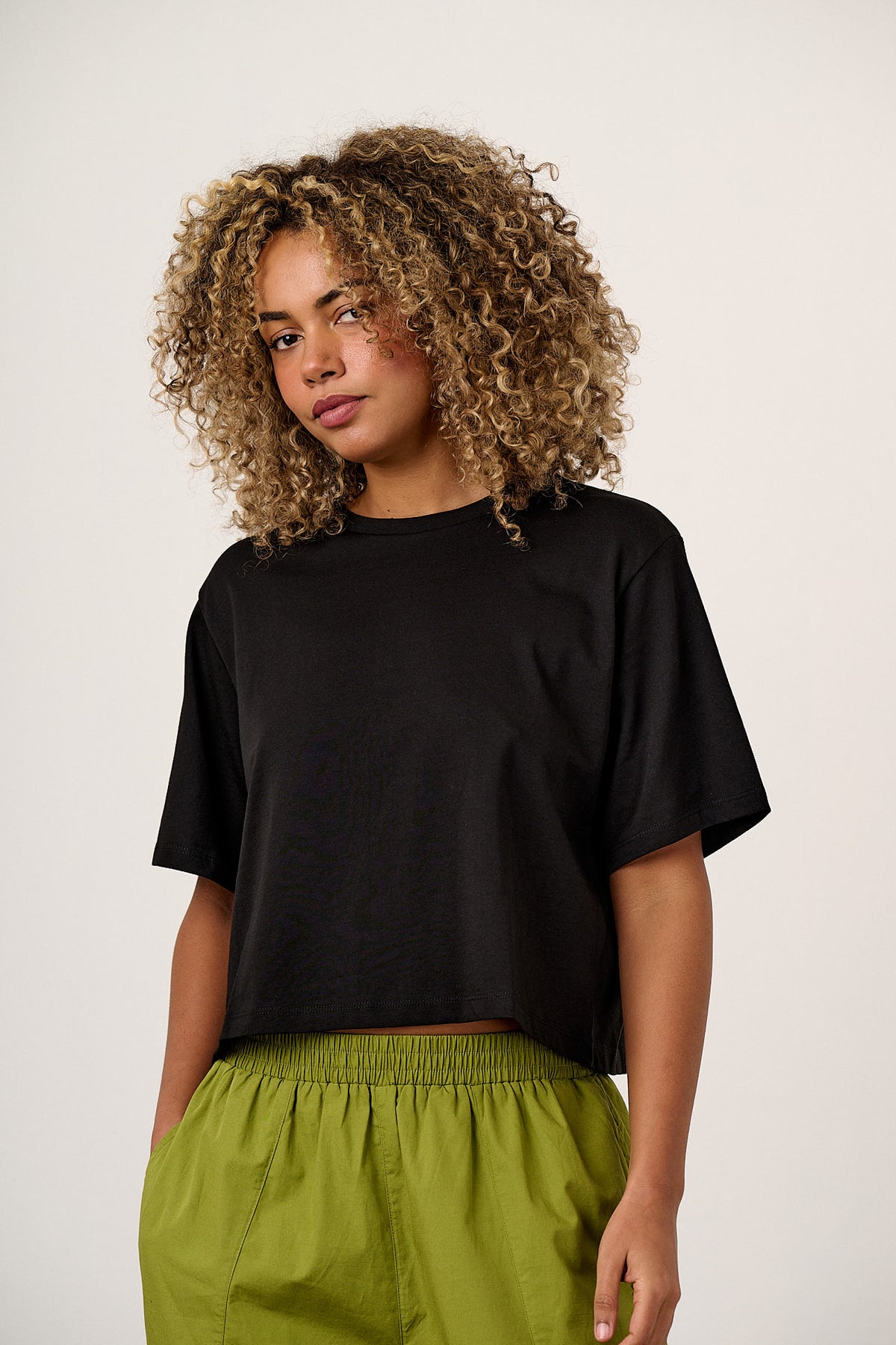 Zayla - Cropped Boxy T-Shirt Organic Cotton in Black