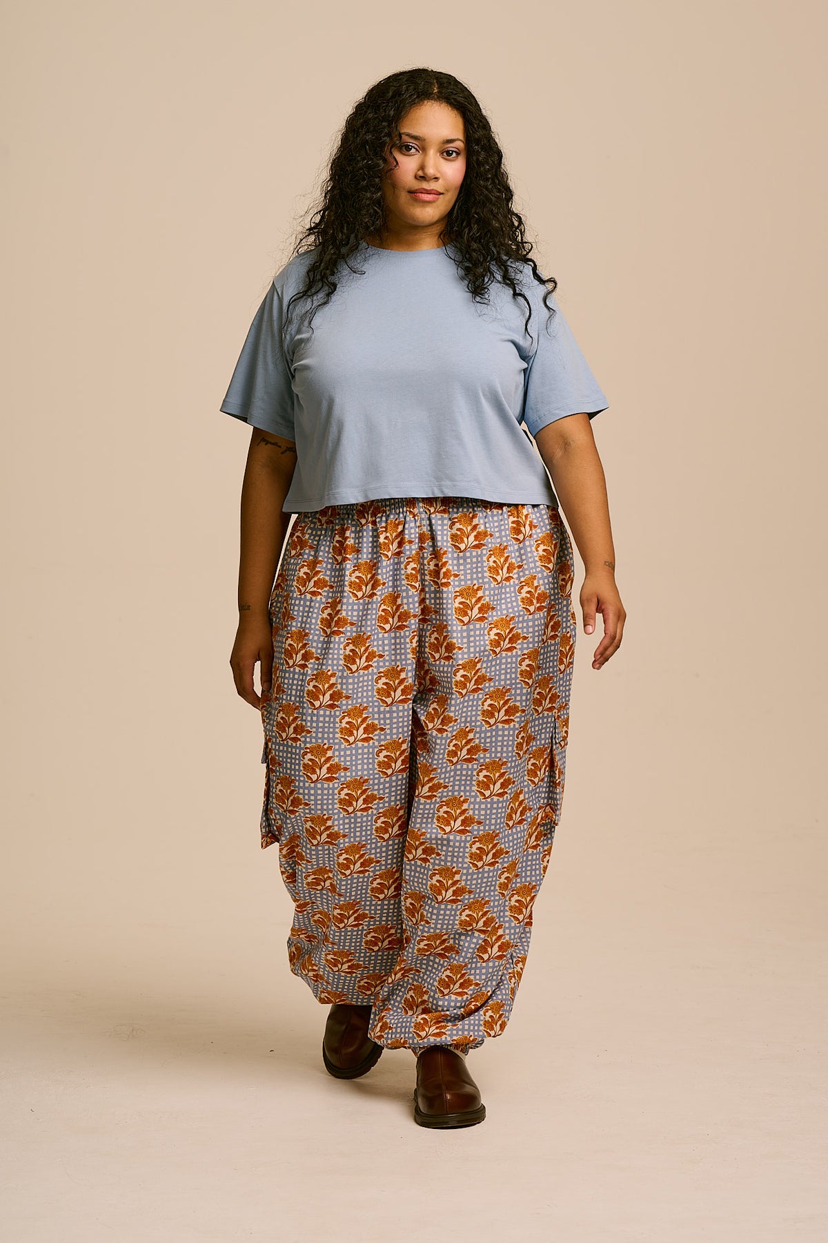 Rumi - Wide Leg Trousers Organic Cotton in Checkered Floral Blooms