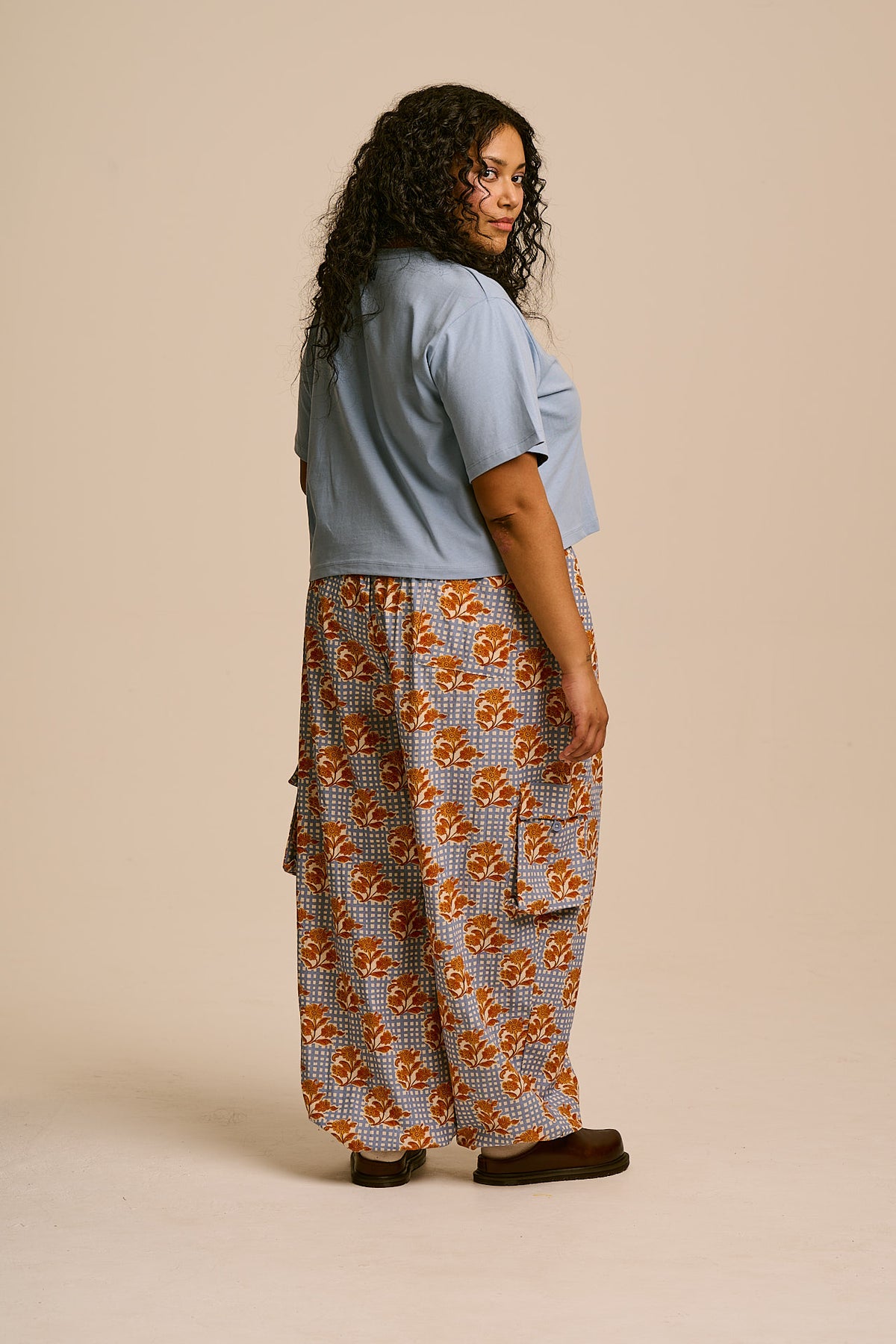 Rumi - Wide Leg Trousers Organic Cotton in Checkered Floral Blooms